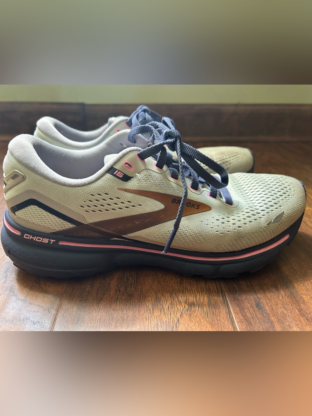 Women’s Brooks Light Blue GHOST Running Sneakers Navy Laces & Pink Trim Size 8